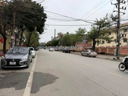4 Chính chủ cho thuê nhà 4 tầng 130 Hoàng Diệu tp Ninh Bình